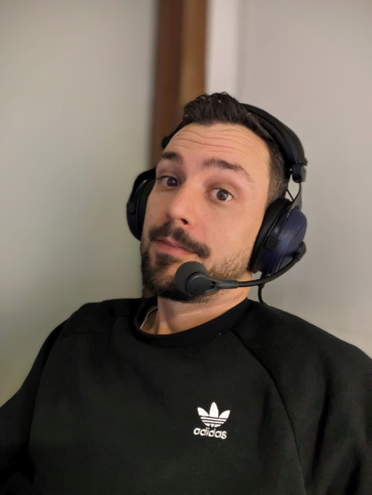 Nicolas De Brabander met headset, klaar om te becommentarieren